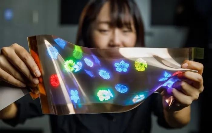 全球首款“可拉伸20%”柔性显示器！